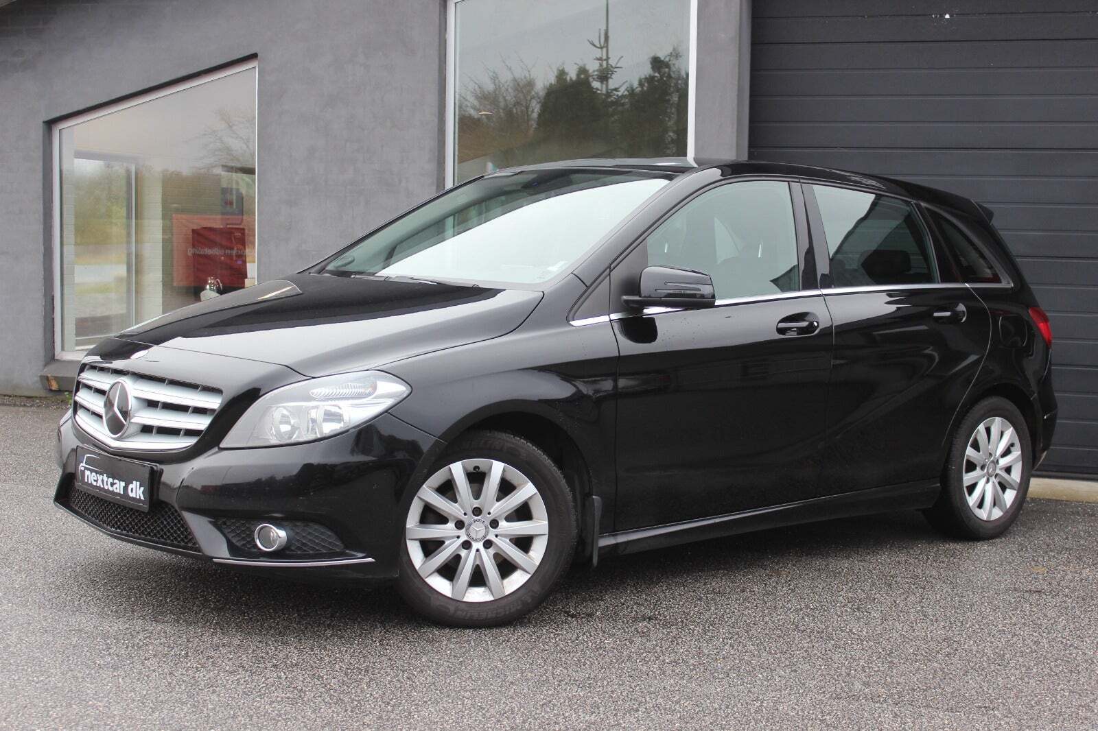Sort Mercedes B160 fra 2014 set udefra