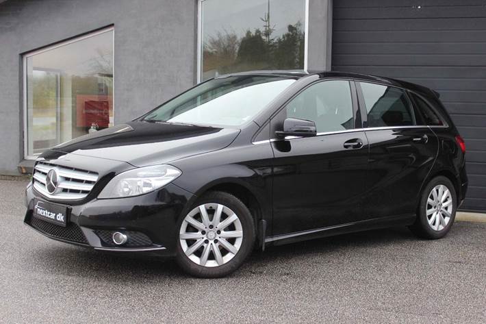 Sort Mercedes B160 fra 2014 set udefra