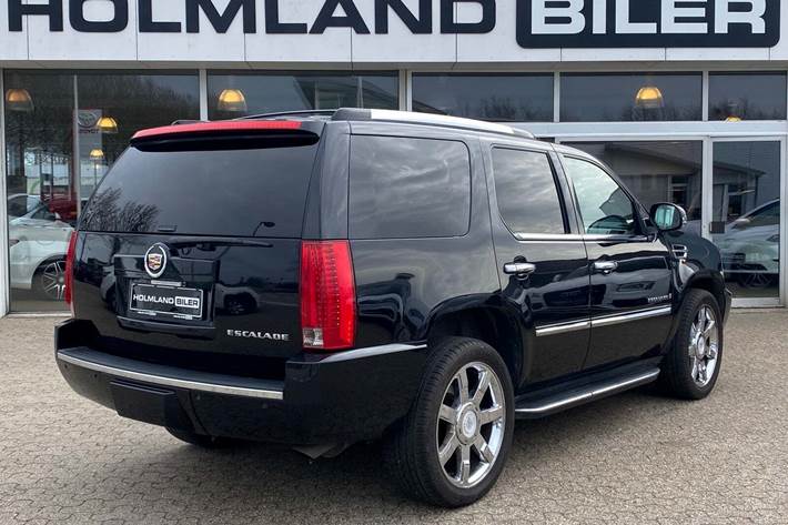 Sort Cadillac Escalade fra 2008