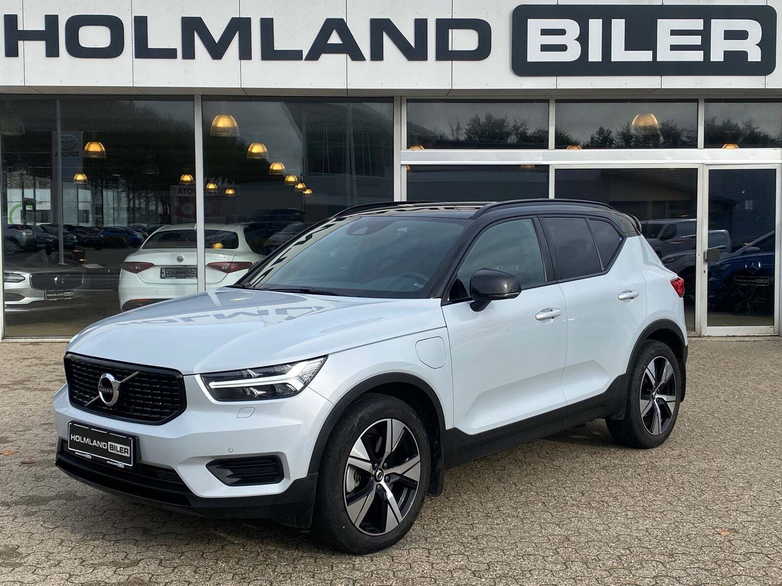 Grå Volvo XC40 fra 2022
