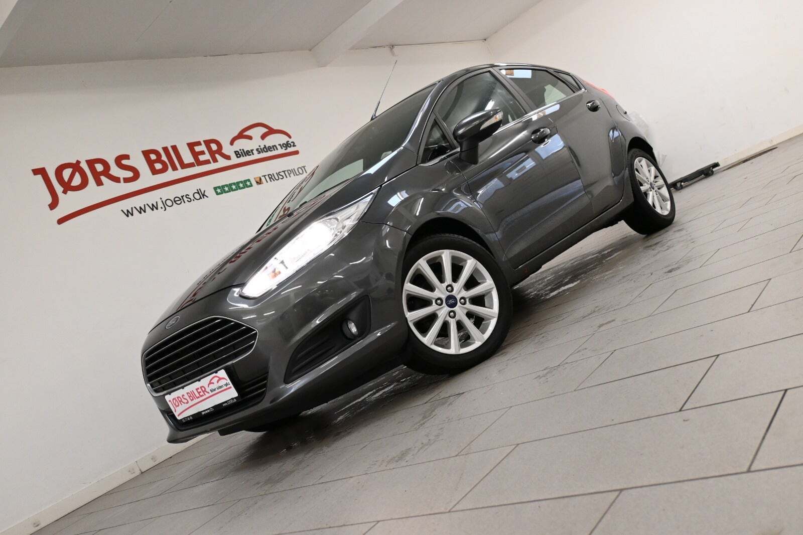 Grå Ford Fiesta fra 2016