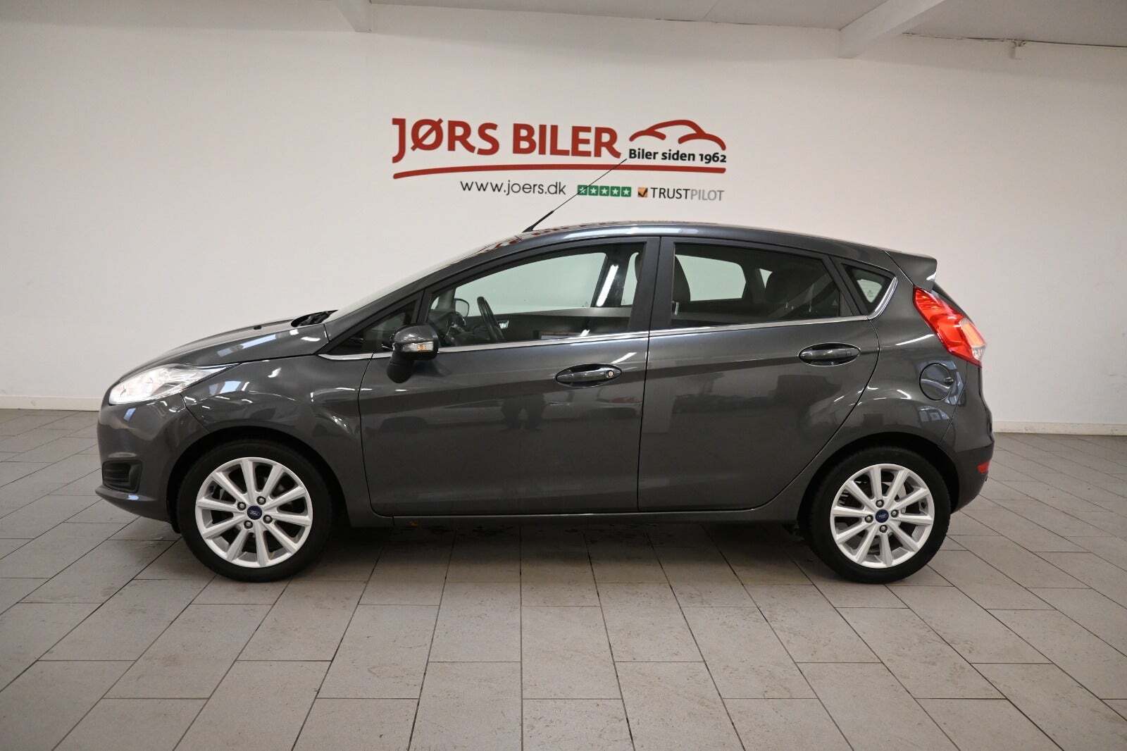 Grå Ford Fiesta fra 2016