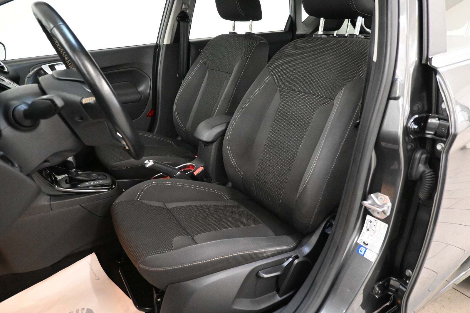 Grå Ford Fiesta fra 2016