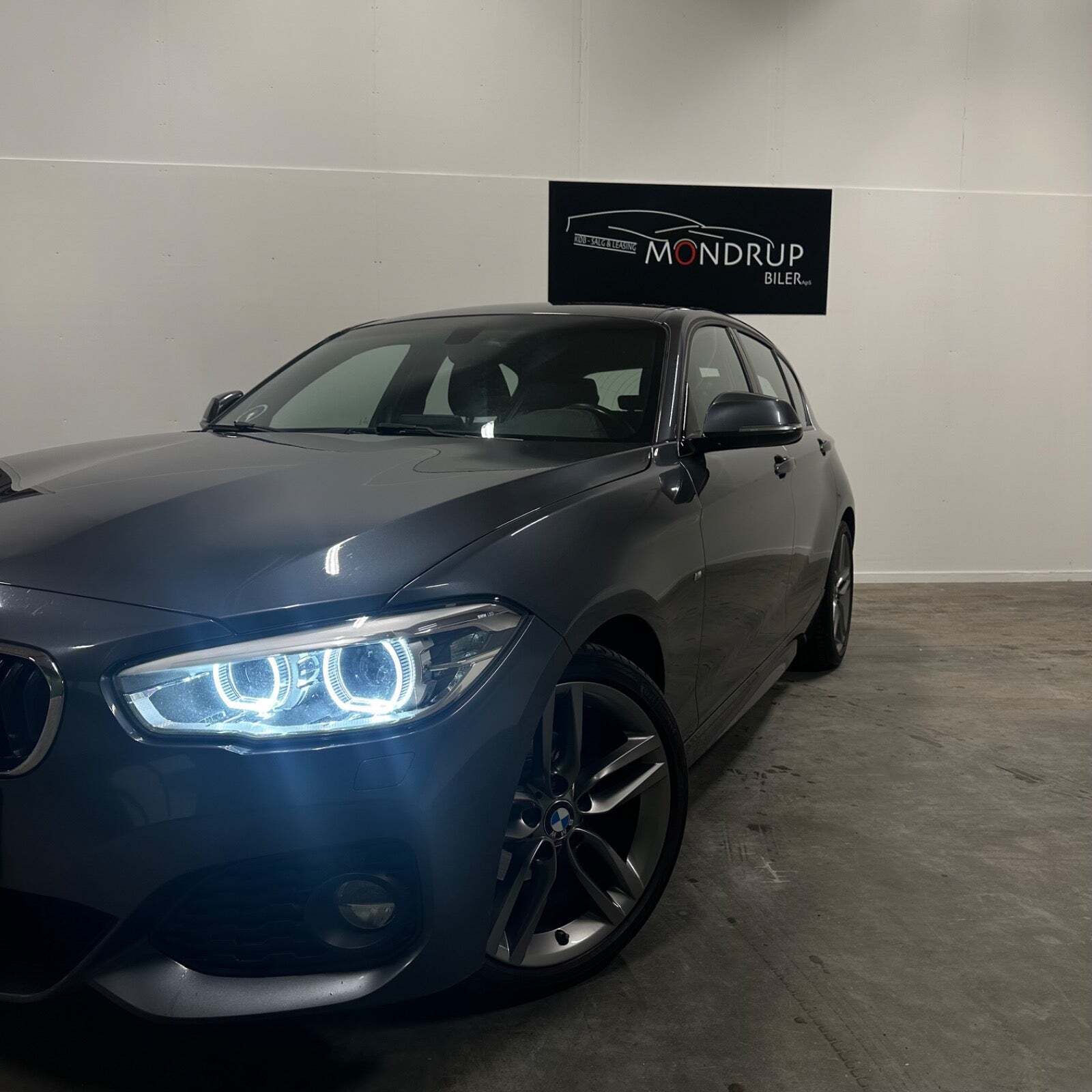 Grå BMW 118d fra 2019