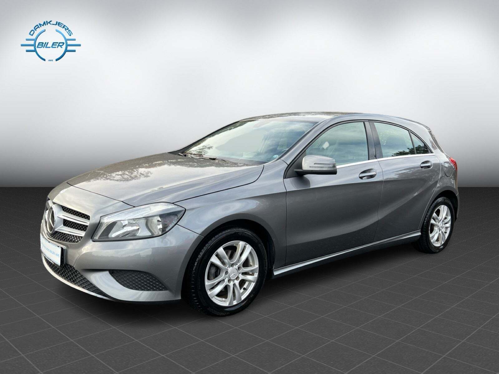 Grå Mercedes A180 fra 2013