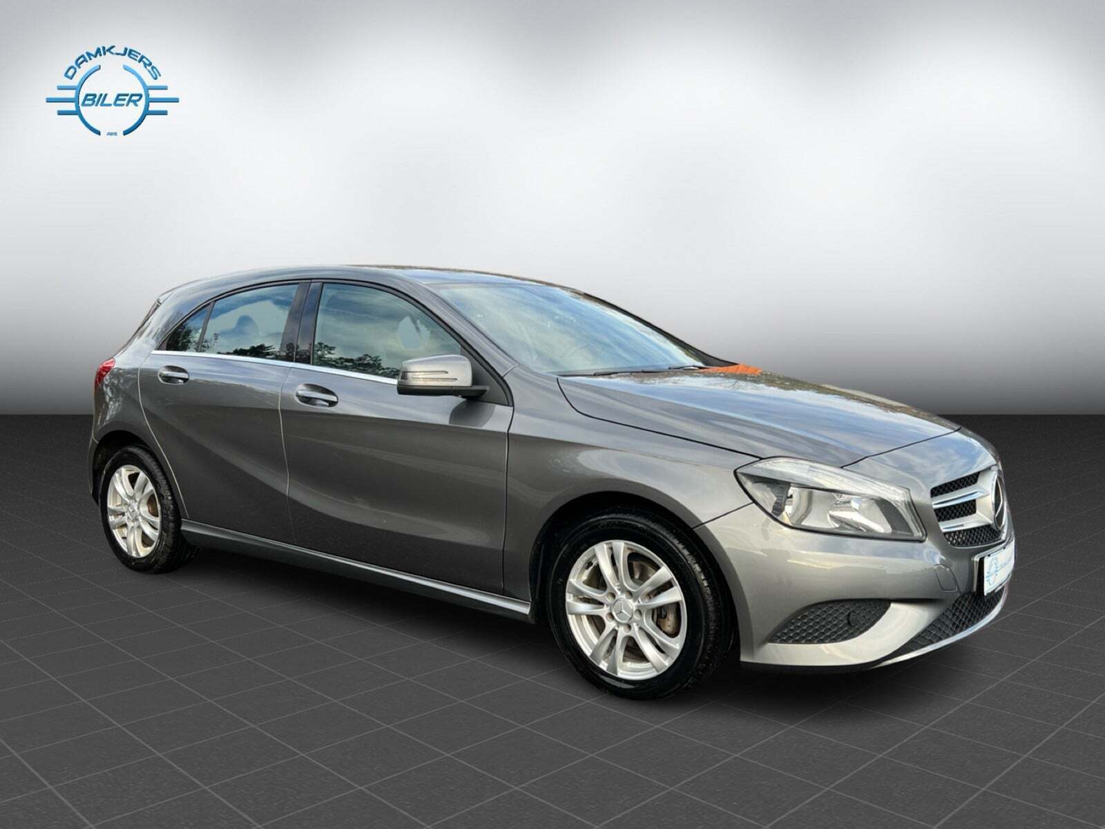 Grå Mercedes A180 fra 2013