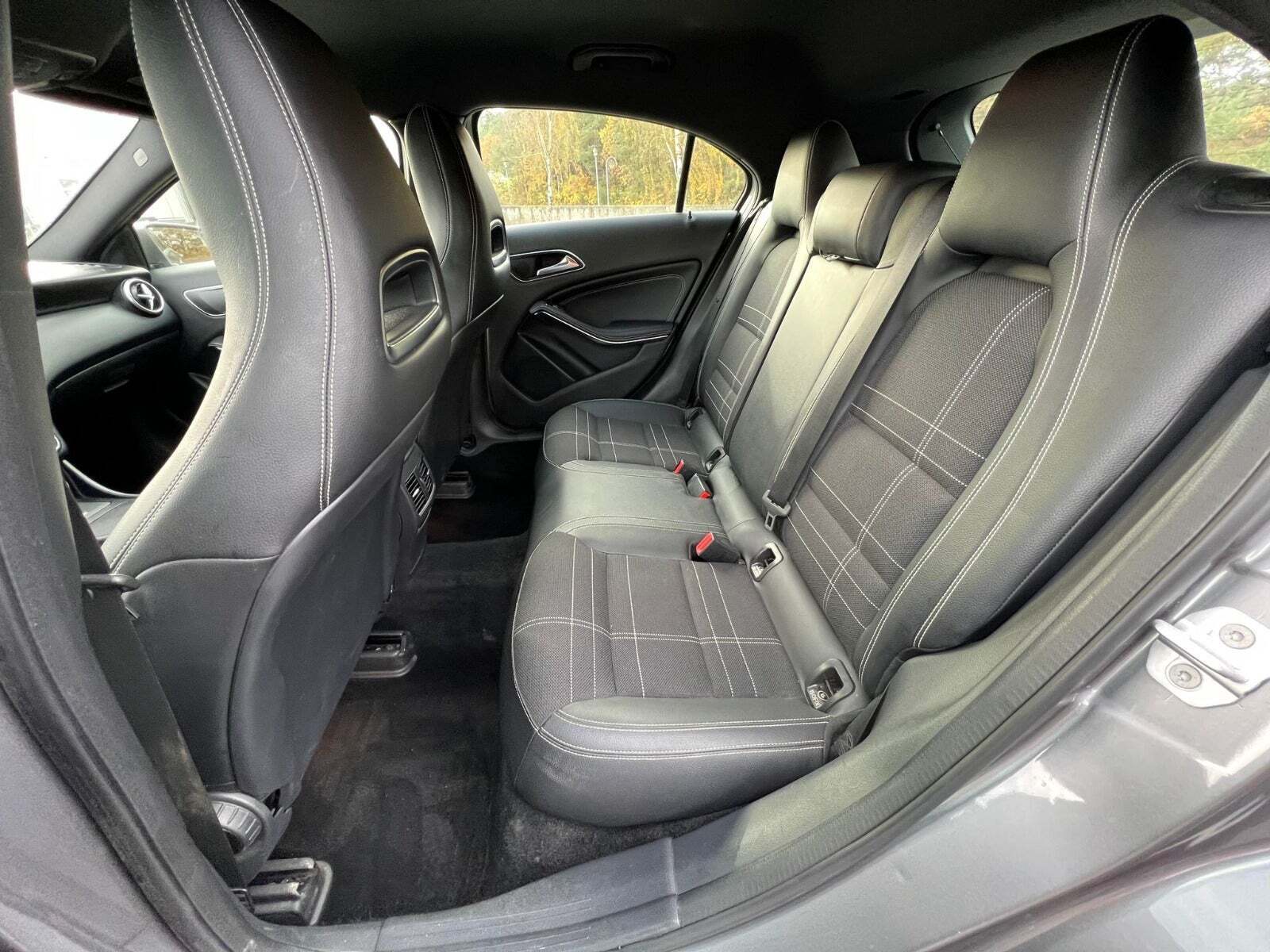 Grå Mercedes A180 fra 2013