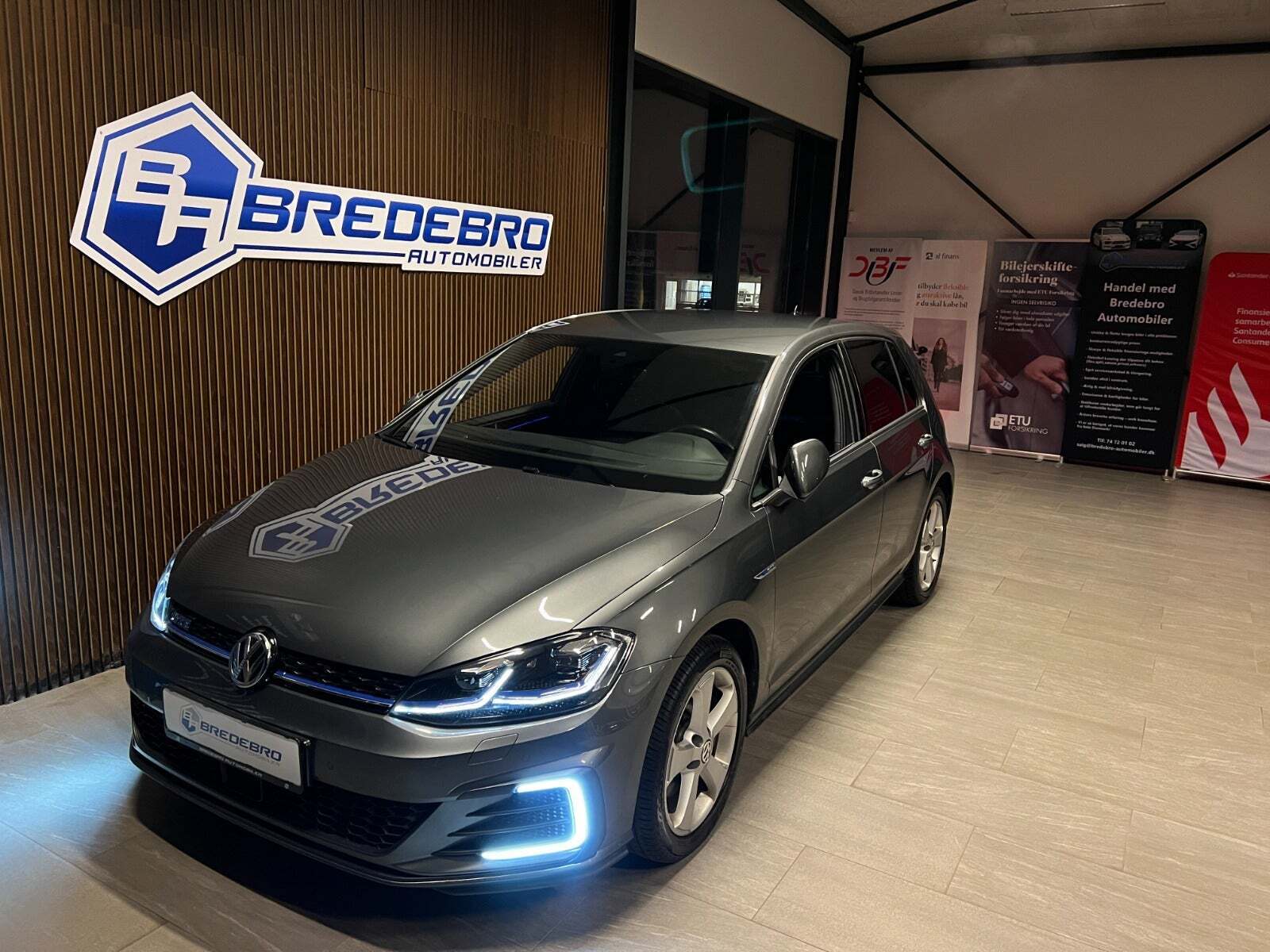 Grå VW Golf VII fra 2020