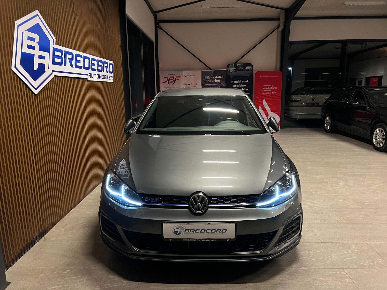 Grå VW Golf VII fra 2020