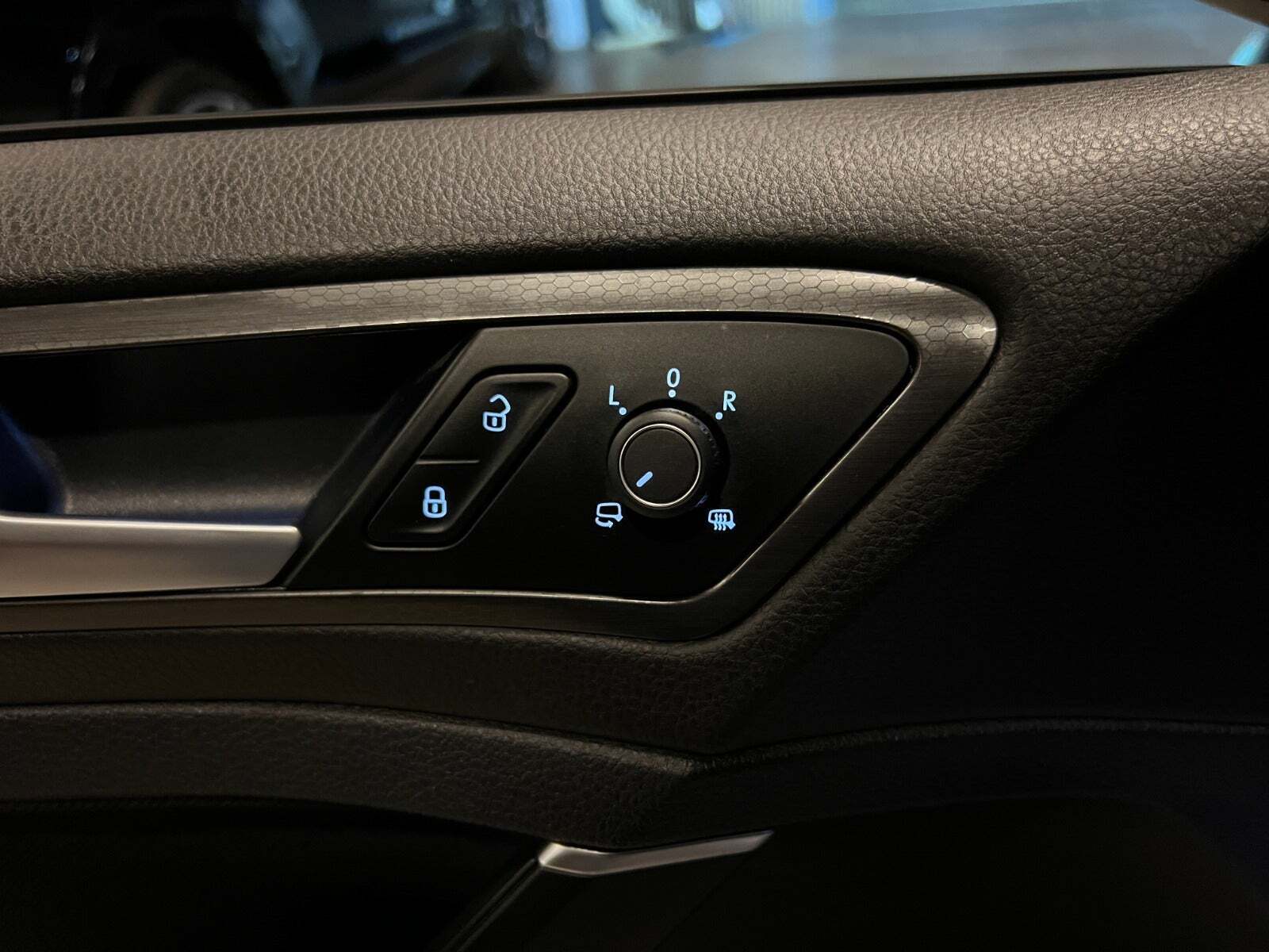 Grå VW Golf VII fra 2020