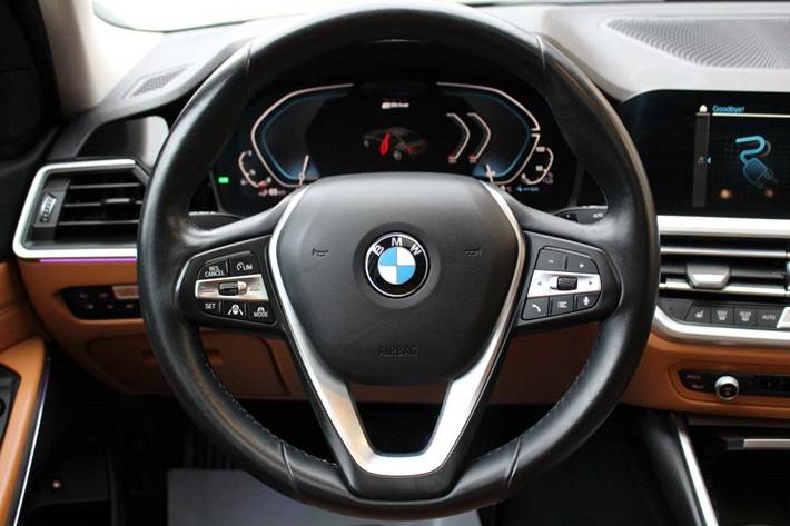 Sort BMW 330e fra 2020