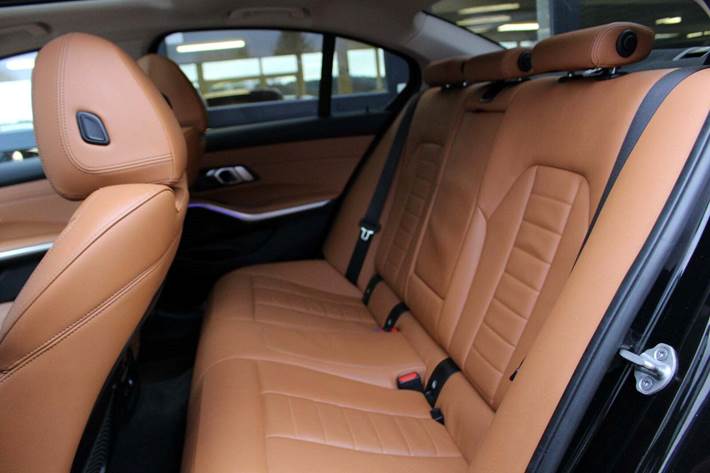 Sort BMW 330e fra 2020