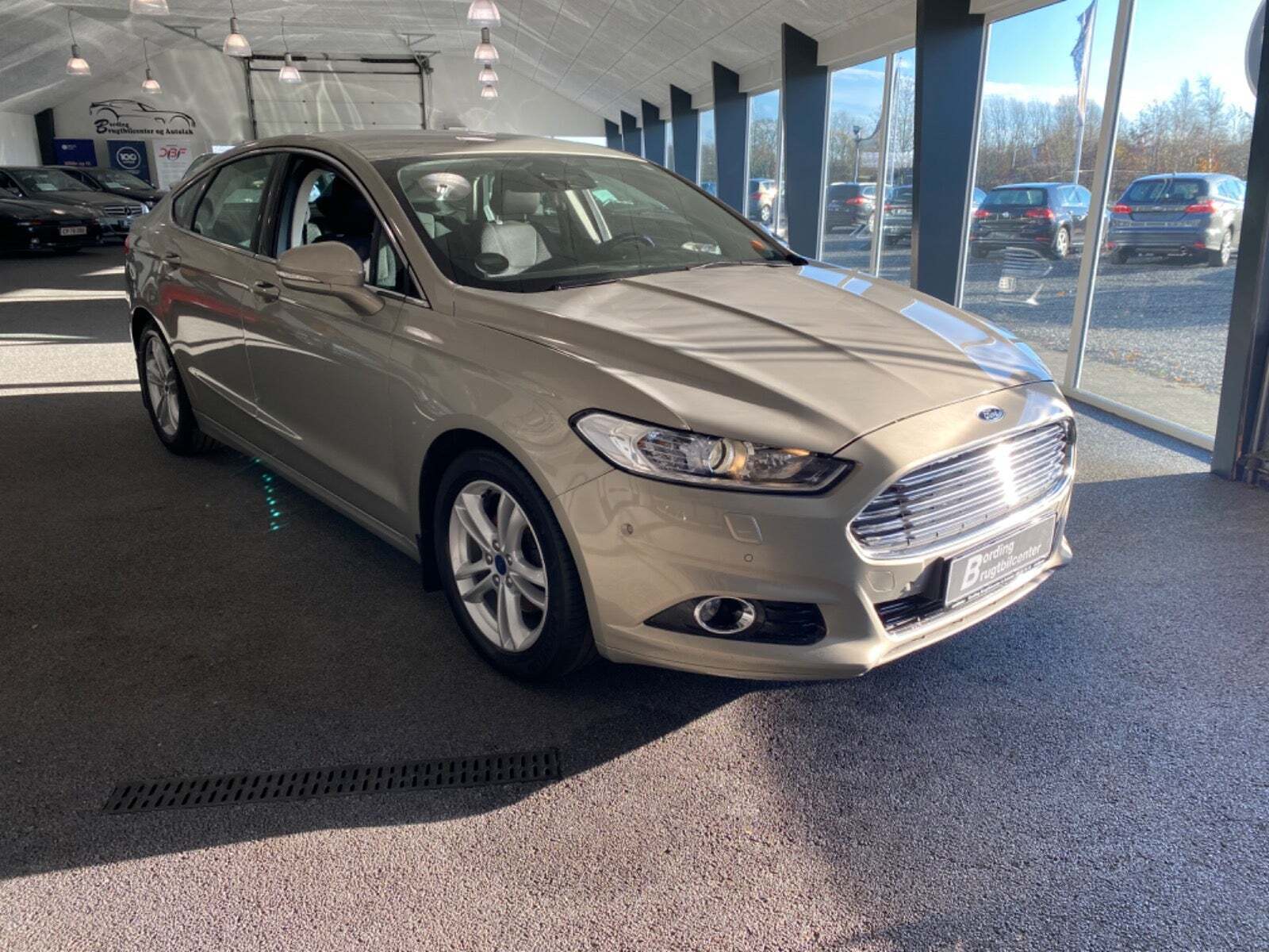 Orange Ford Mondeo fra 2016 set udefra