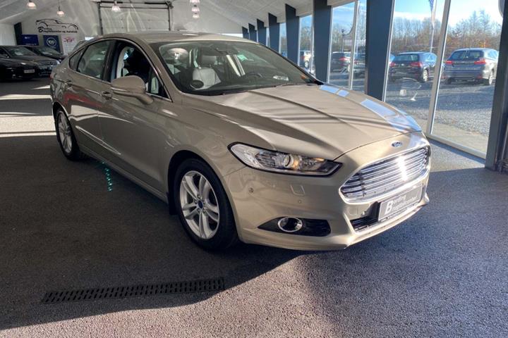 Orange Ford Mondeo fra 2016 set udefra