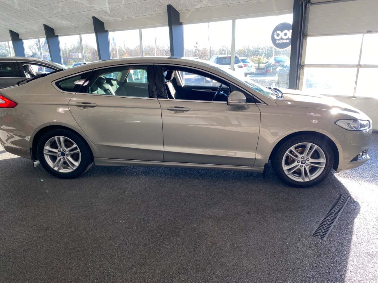 Orange Ford Mondeo fra 2016 set udefra