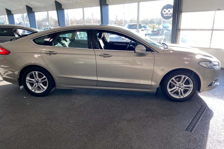 Orange Ford Mondeo fra 2016 set udefra
