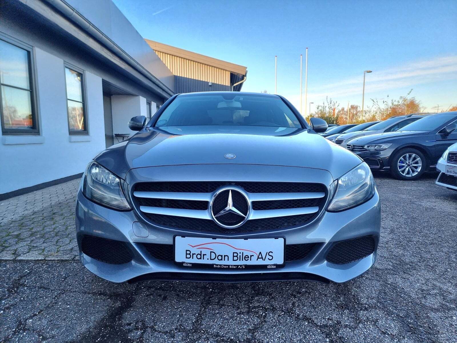 Grå Mercedes C200 fra 2016