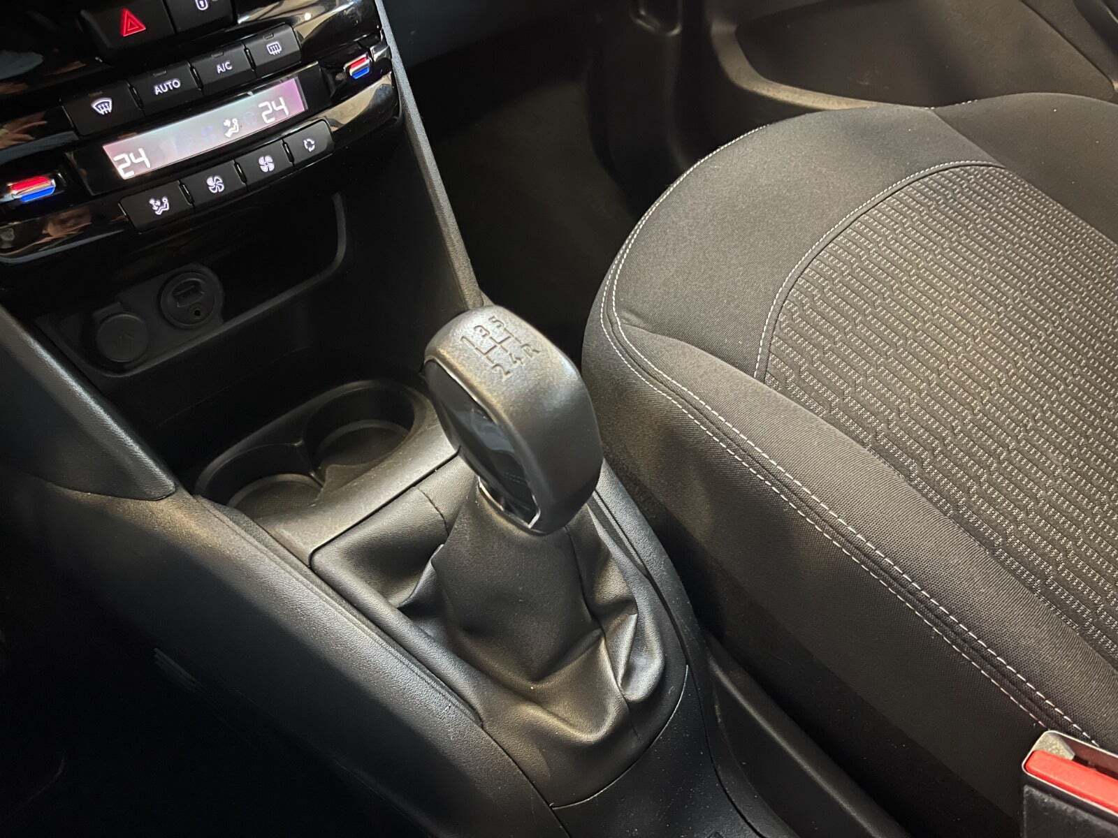 Hvid Peugeot 208 fra 2017