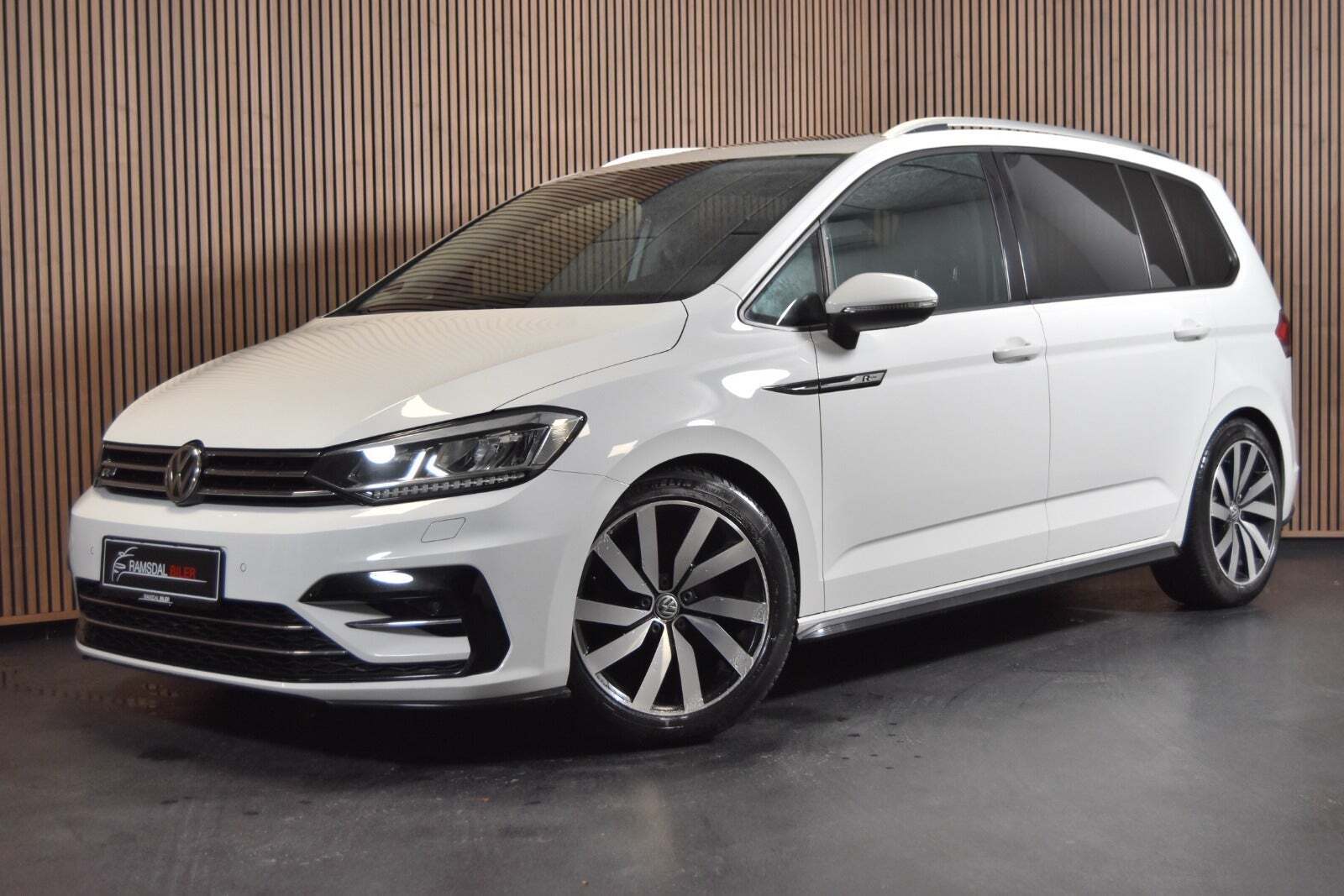 Hvid VW Touran fra 2017