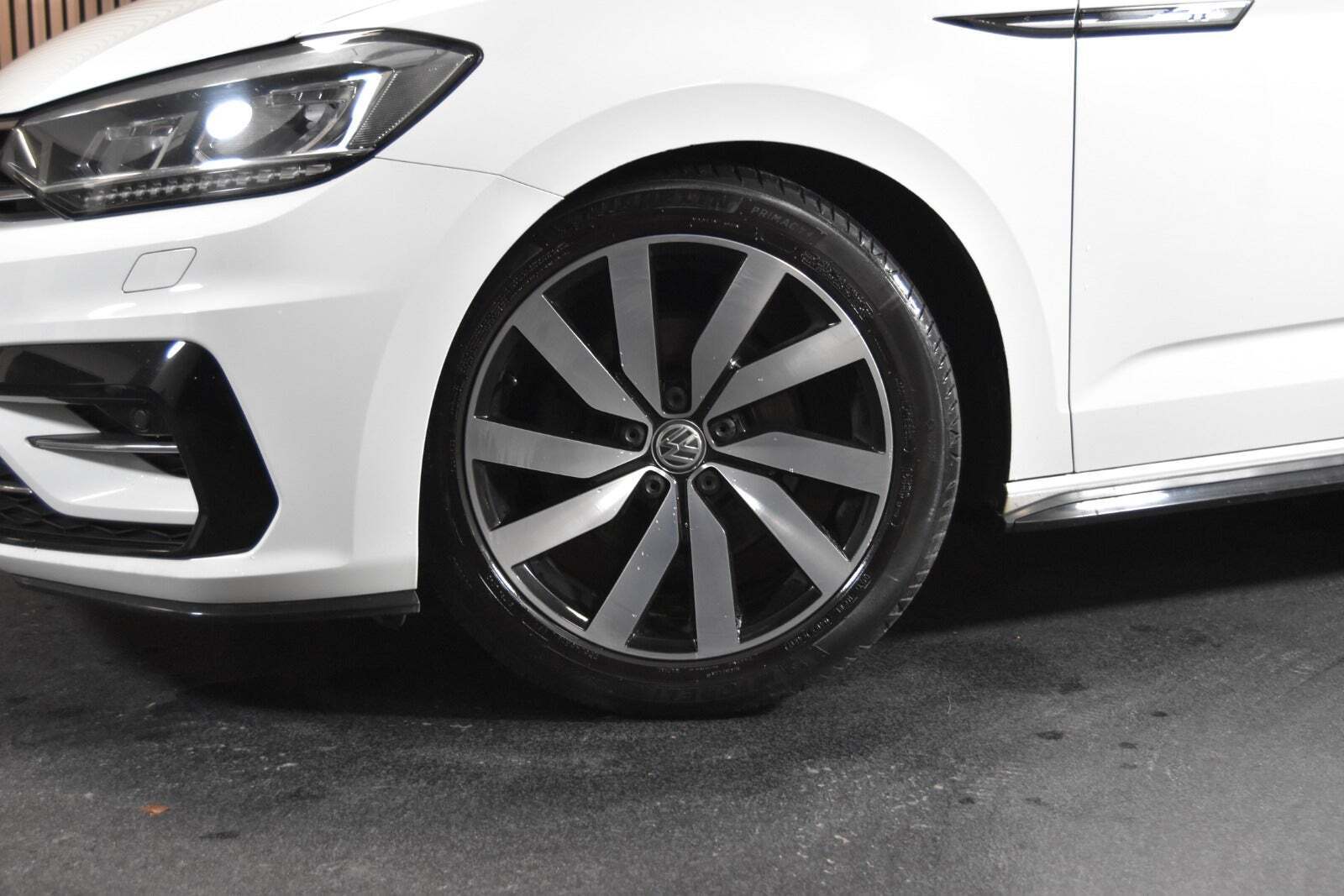 Hvid VW Touran fra 2017