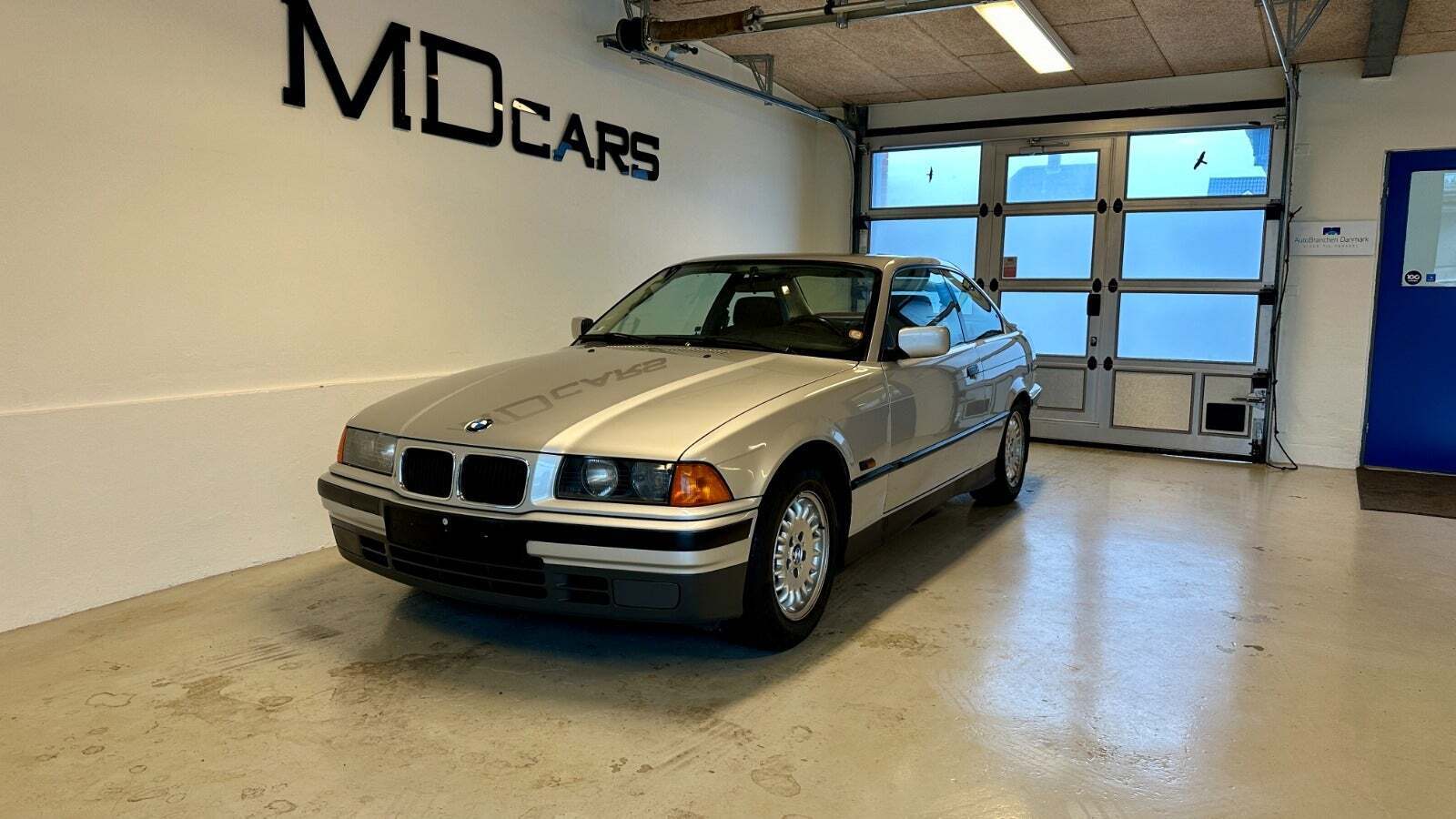 Grå BMW 320i fra 1993