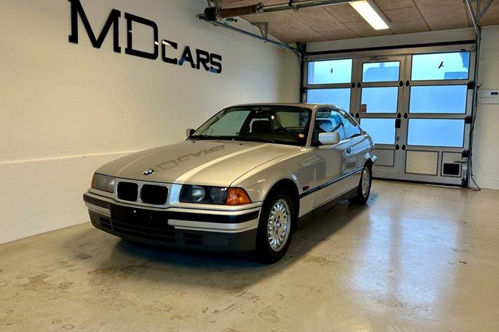 Grå BMW 320i fra 1993