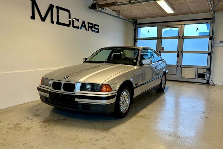 Grå BMW 320i fra 1993