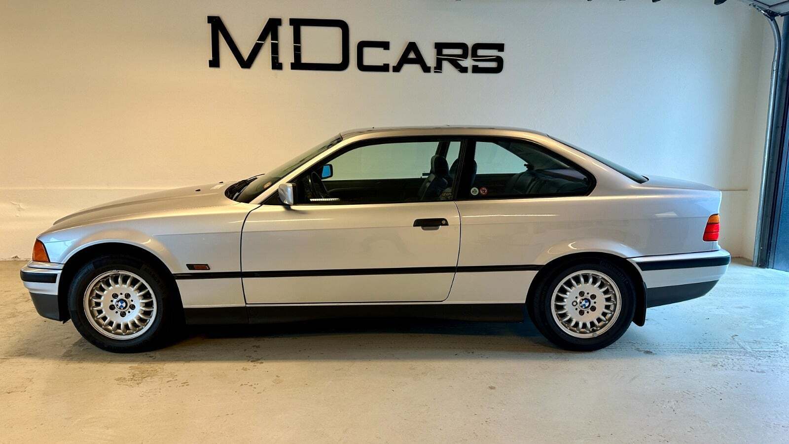 Grå BMW 320i fra 1993