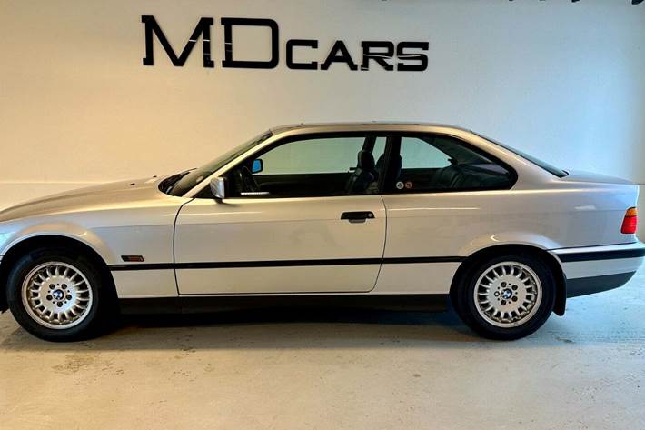 Grå BMW 320i fra 1993
