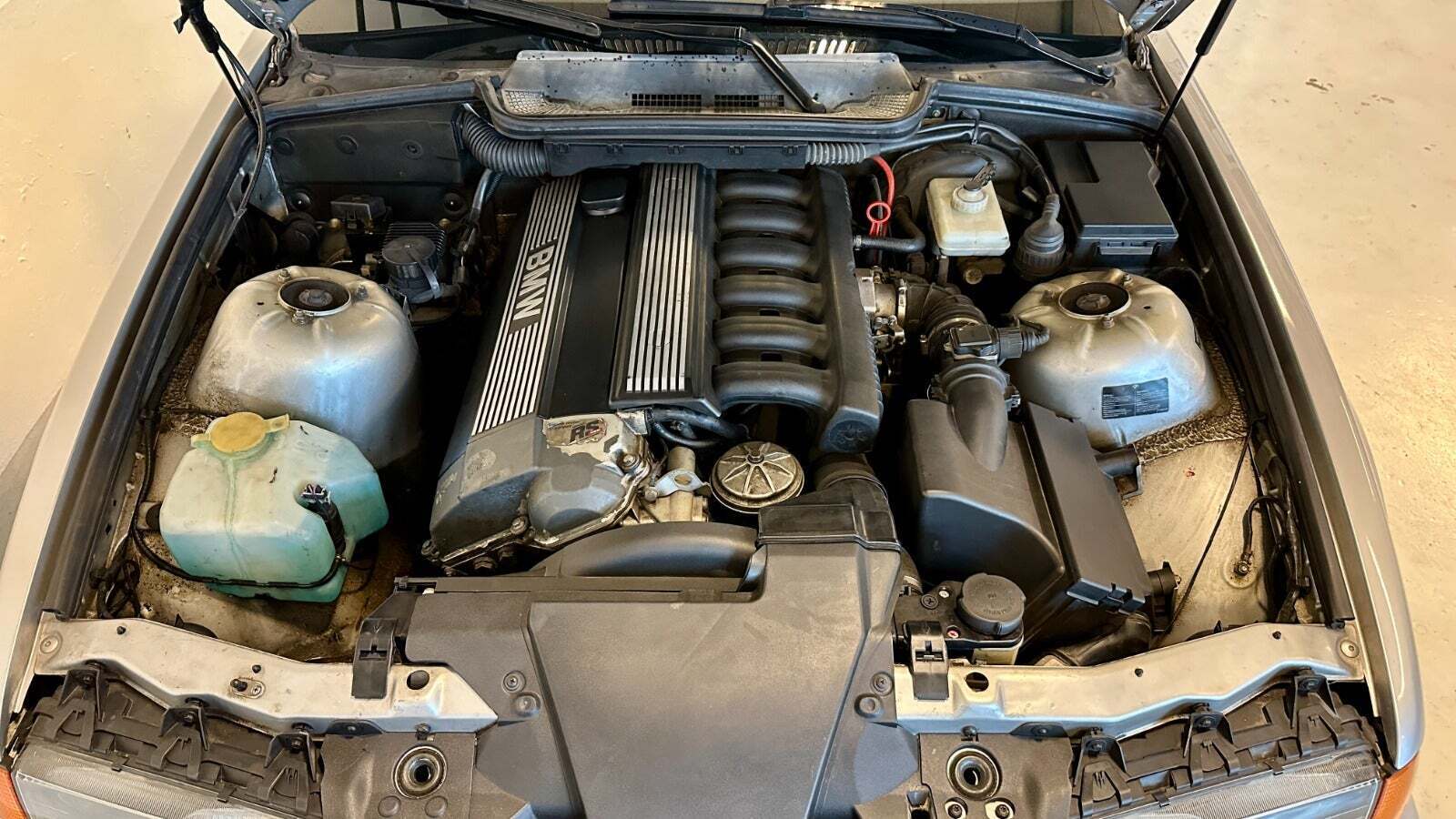 Grå BMW 320i fra 1993