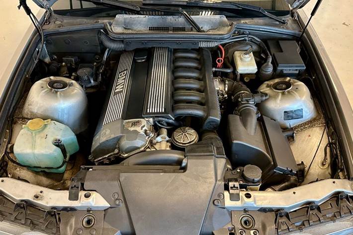 Grå BMW 320i fra 1993