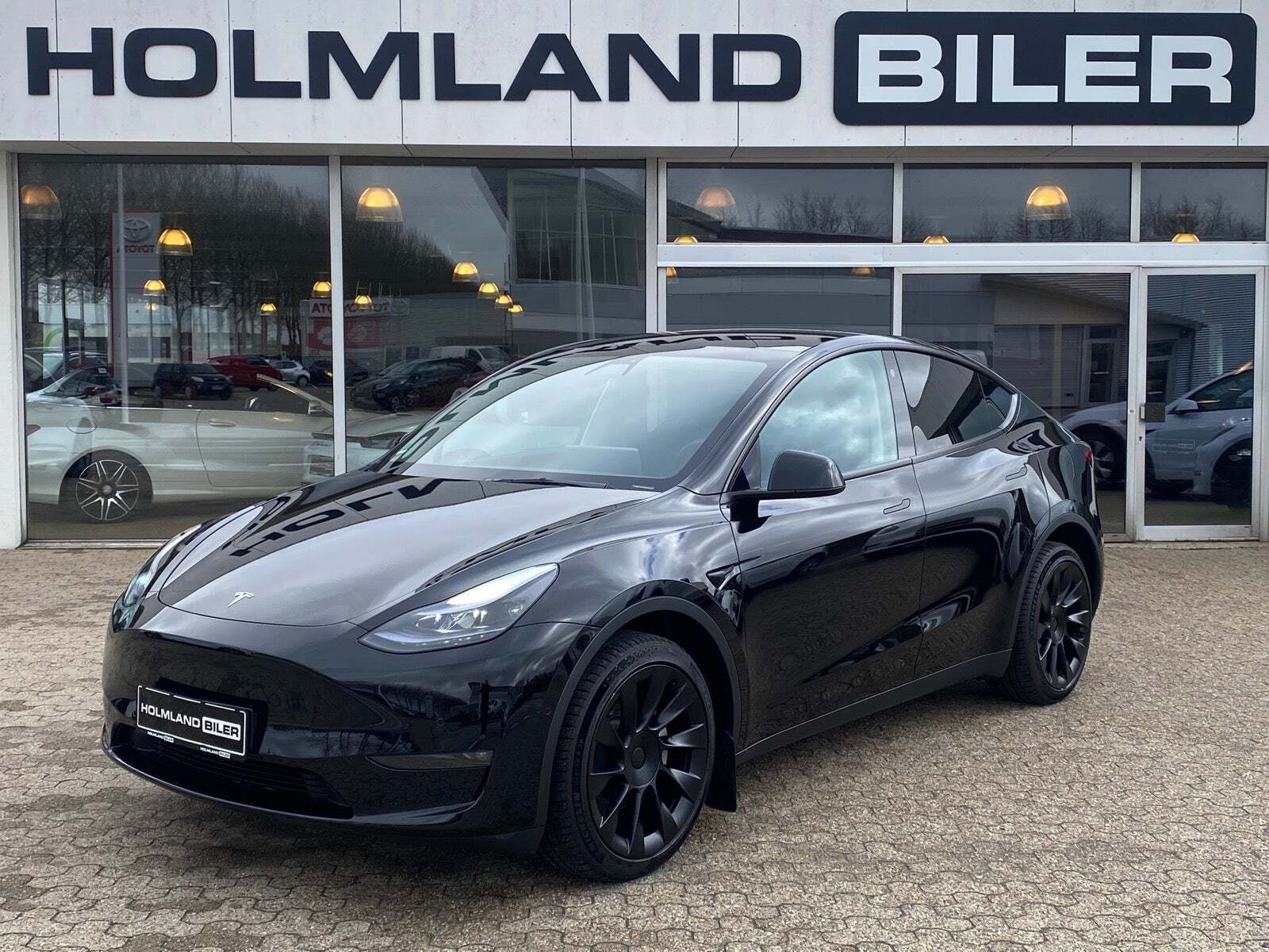 Sort Tesla Model Y fra 2023