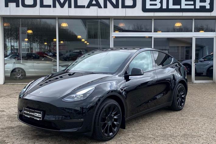 Sort Tesla Model Y fra 2023