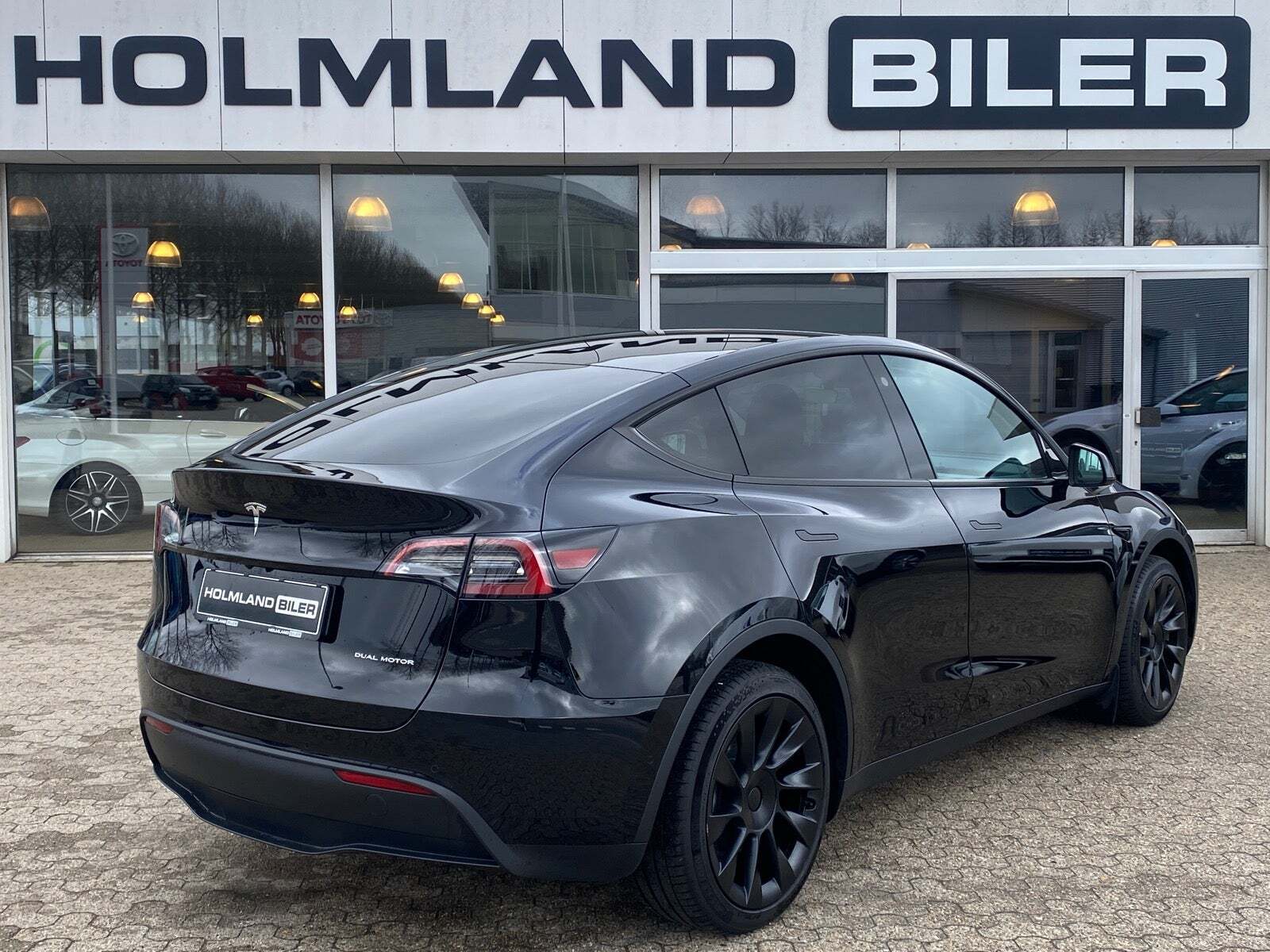 Sort Tesla Model Y fra 2023