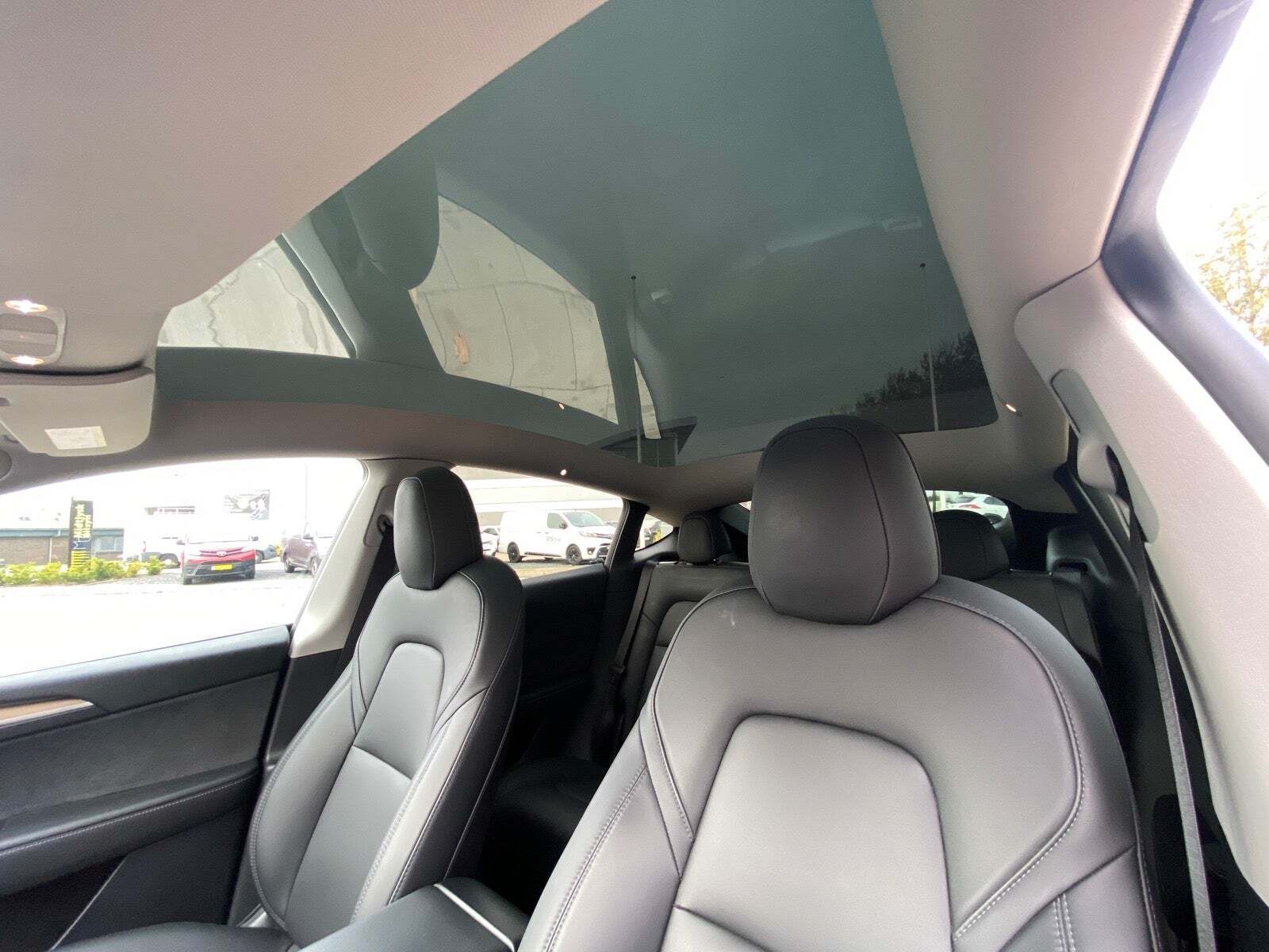 Sort Tesla Model Y fra 2023