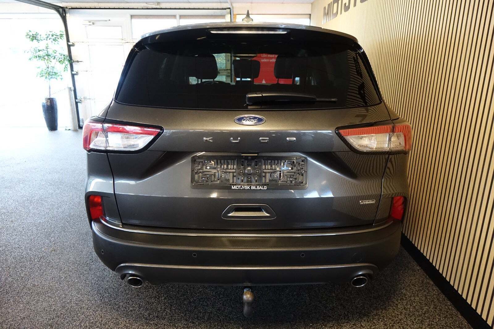 Grå Ford Kuga fra 2020