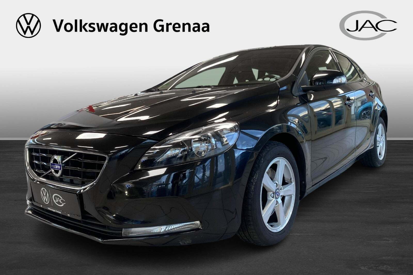 Grå Volvo V40 fra 2016
