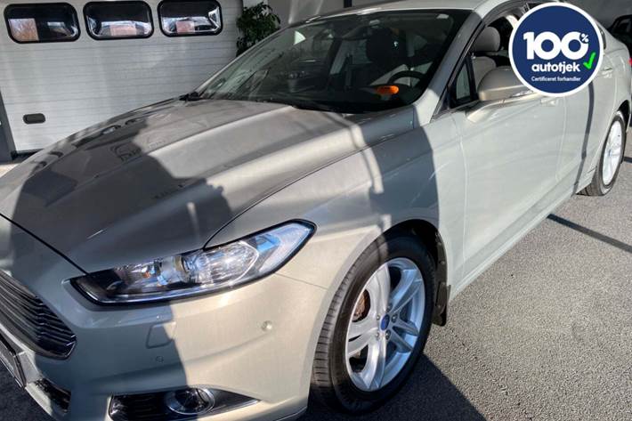 Orange Ford Mondeo fra 2016 set udefra