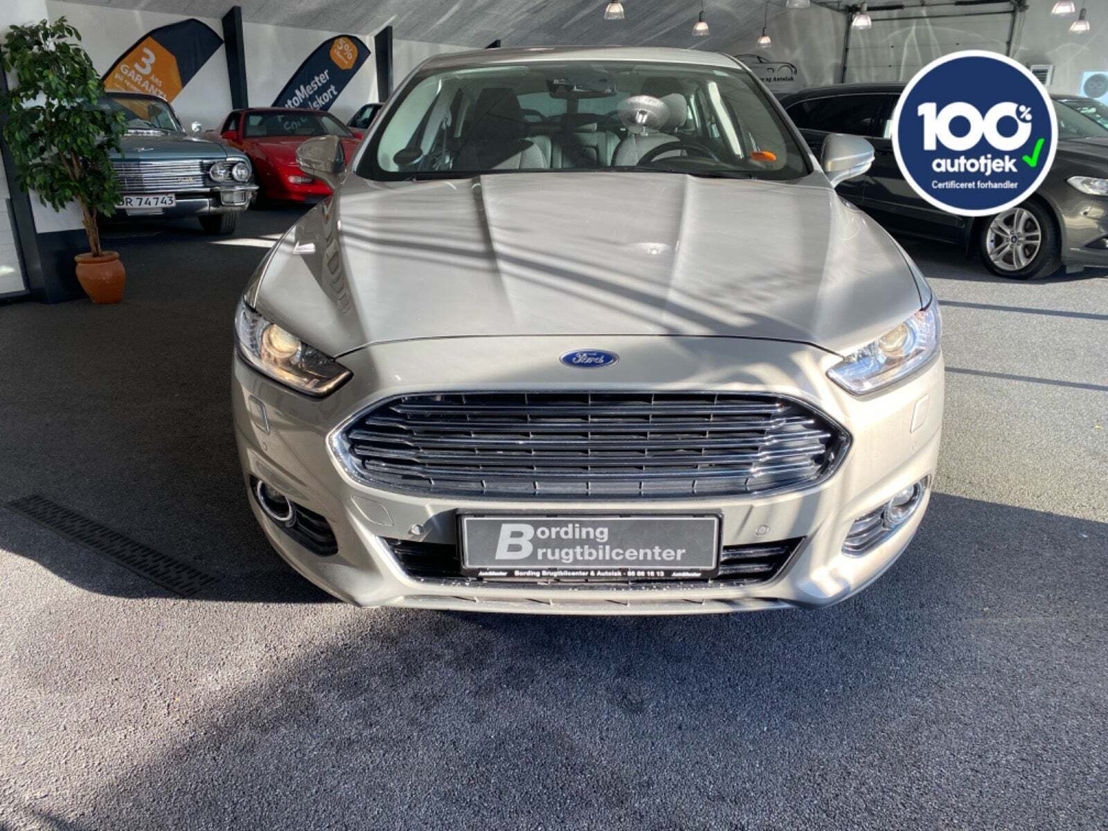 Orange Ford Mondeo fra 2016 set udefra
