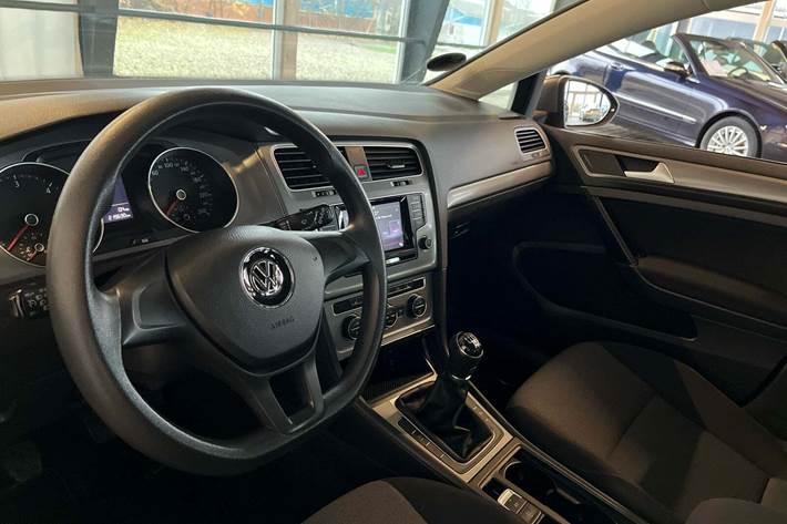 Grå VW Golf VII fra 2015