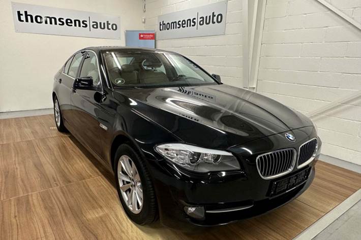 Sort BMW 520d fra 2011 set udefra