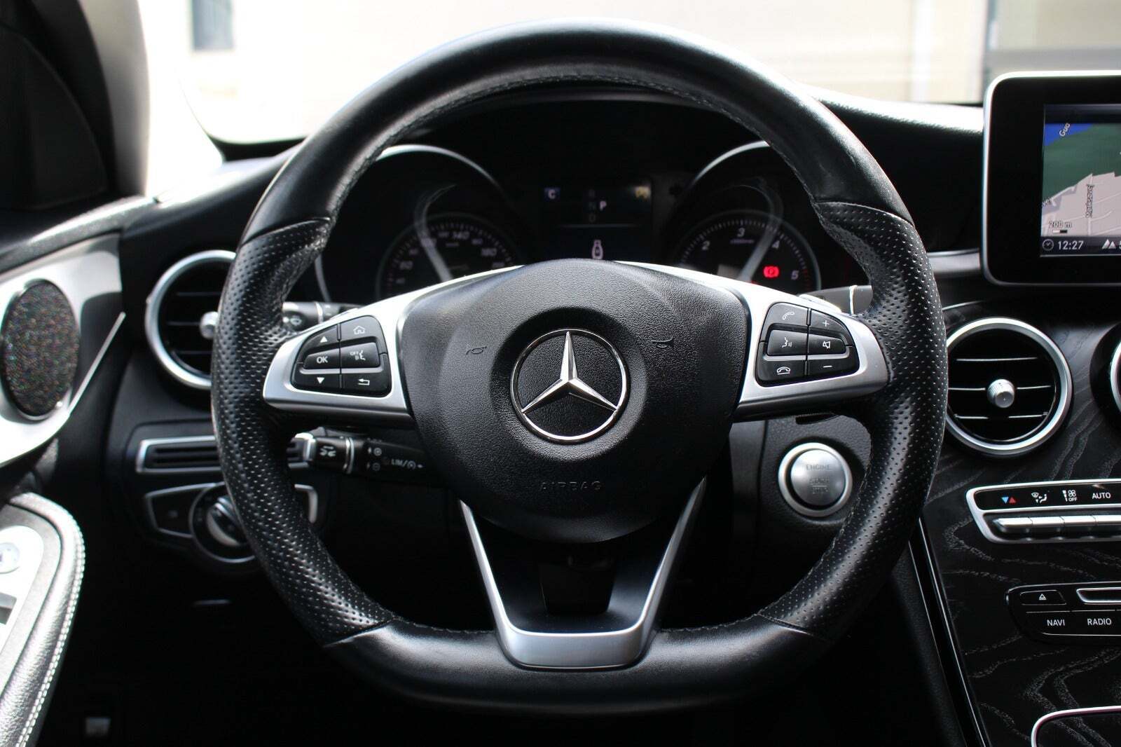 Rød Mercedes C220 d fra 2018