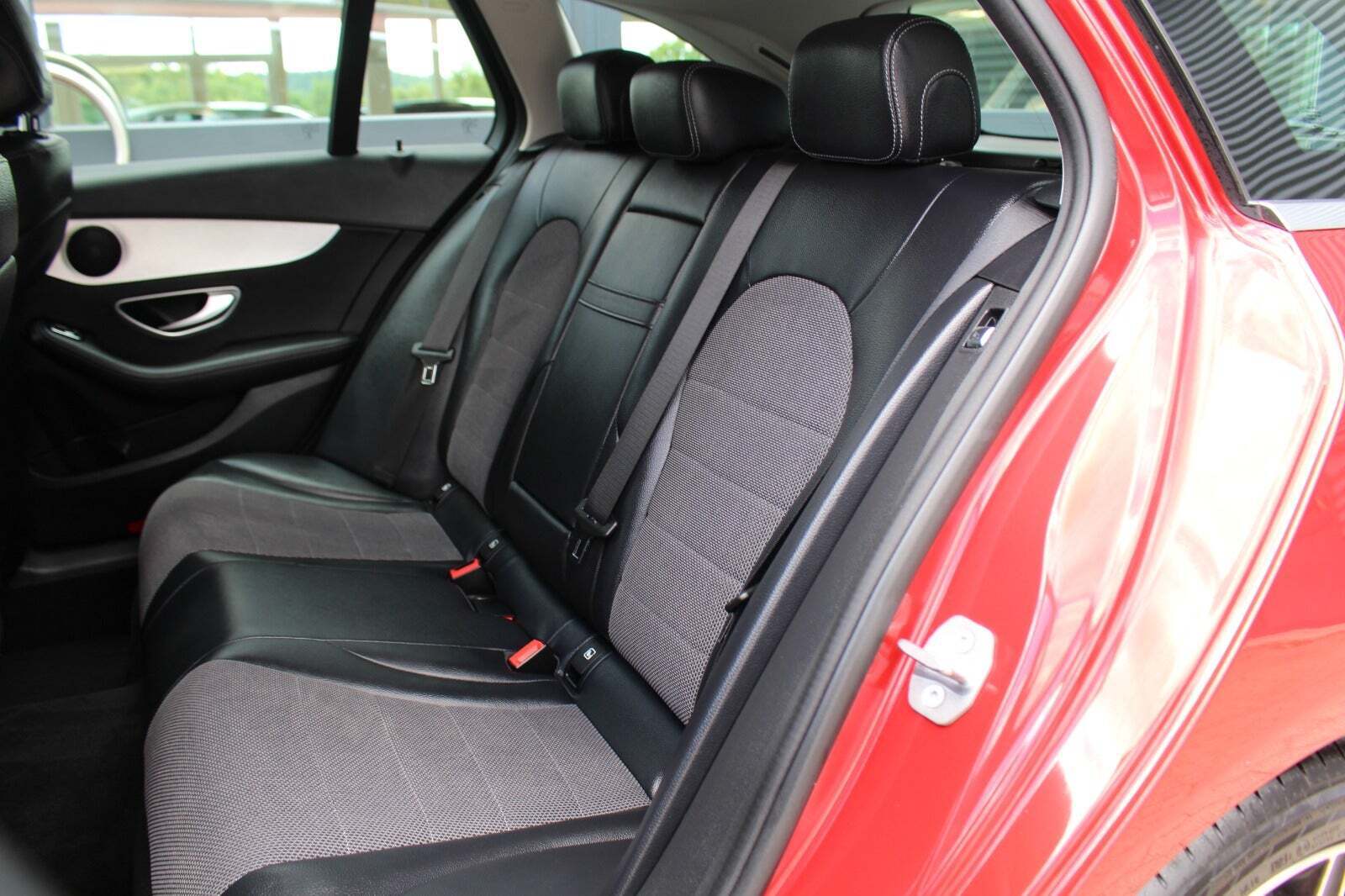 Rød Mercedes C220 d fra 2018