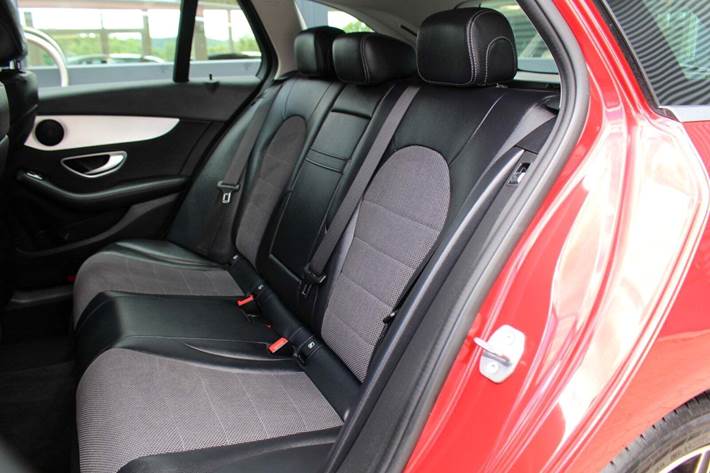 Rød Mercedes C220 d fra 2018