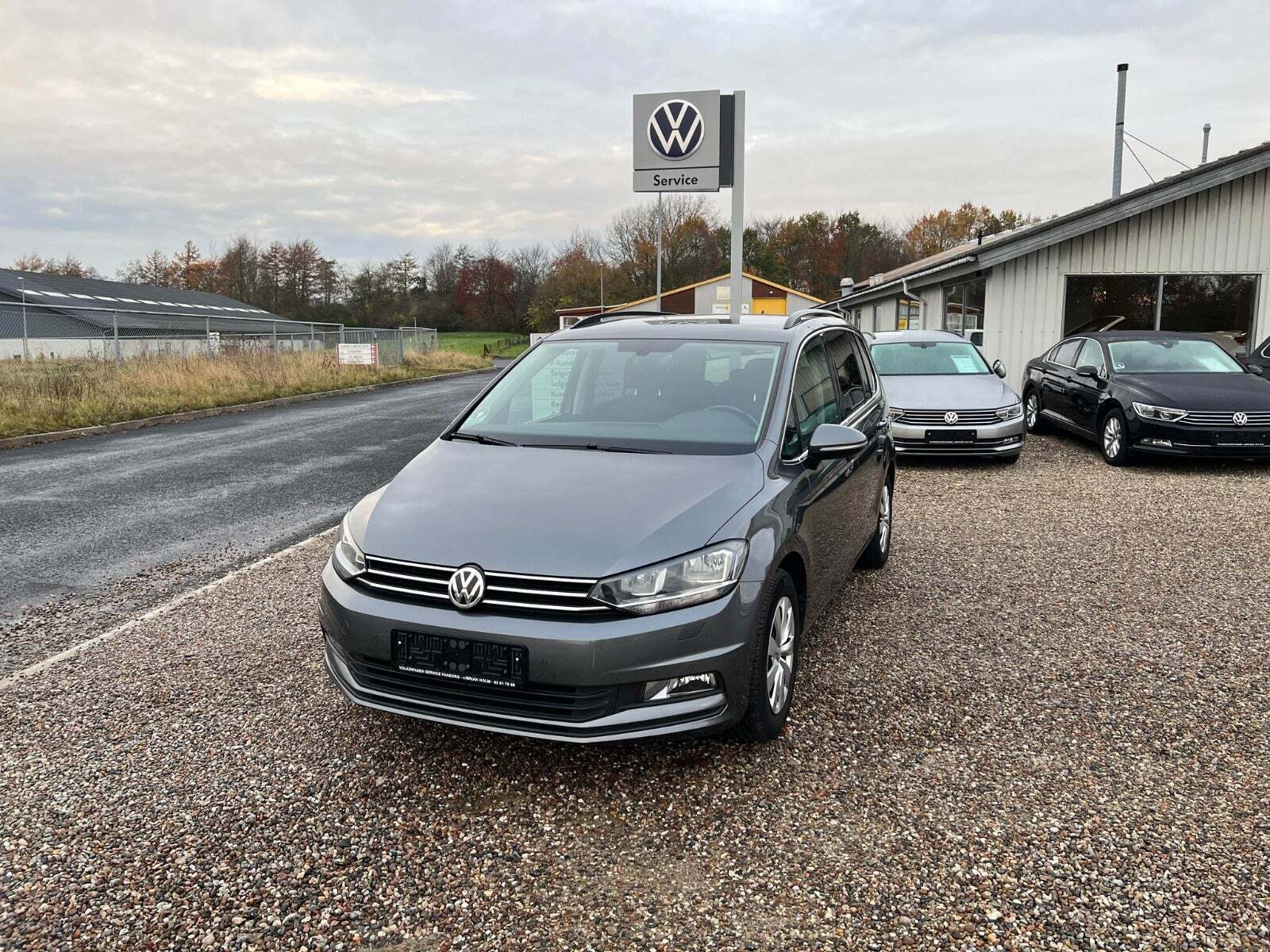Grå VW Touran fra 2017
