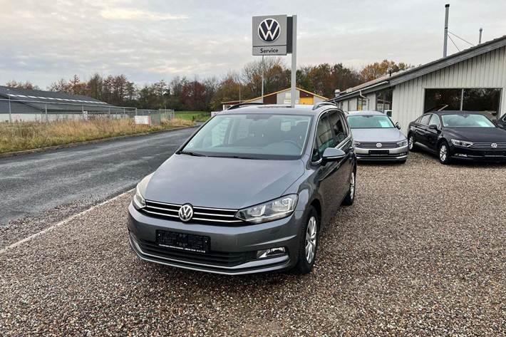 Grå VW Touran fra 2017