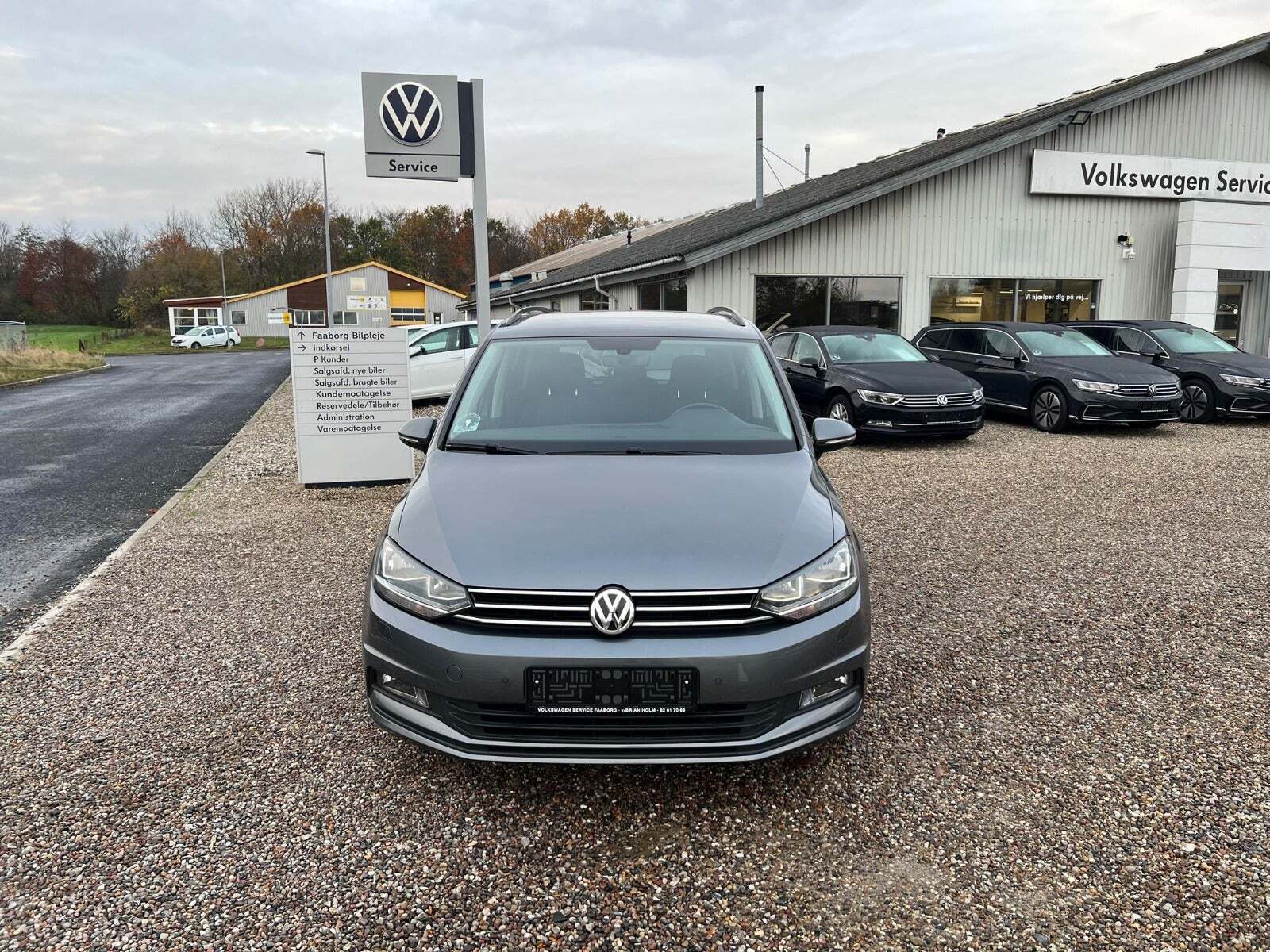 Grå VW Touran fra 2017