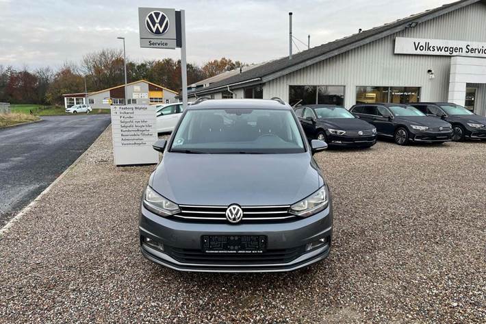 Grå VW Touran fra 2017