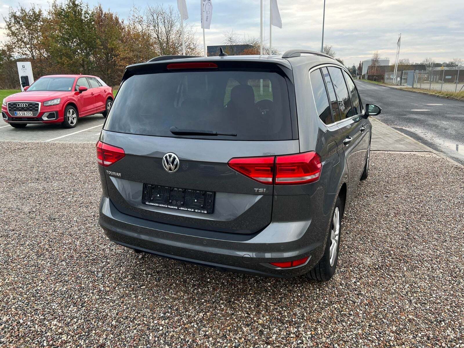 Grå VW Touran fra 2017