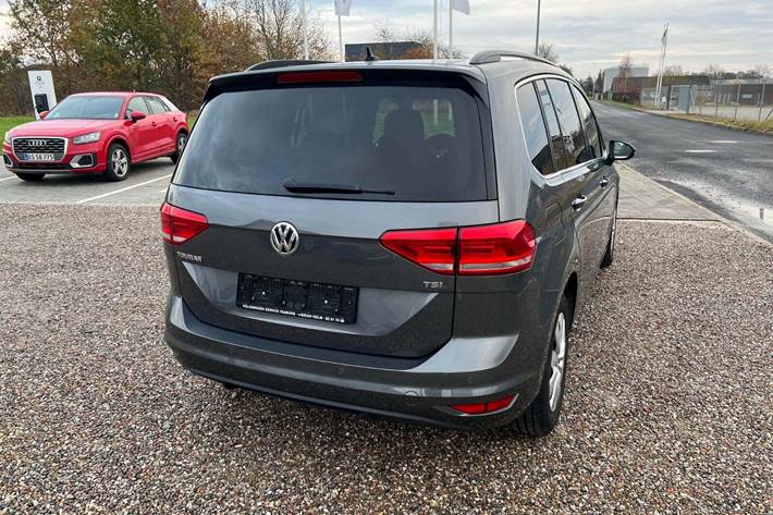 Grå VW Touran fra 2017
